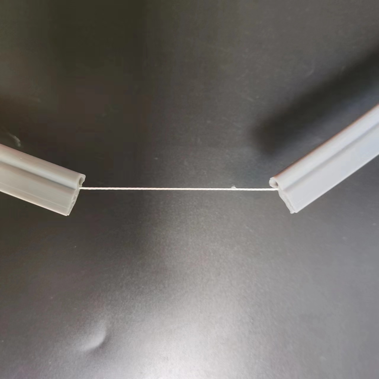 嶸牌抗拉伸耐候硅膠條：以＞80%強(qiáng)度保持率，破解日曬脆化斷裂難題